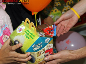 Návštěva hokejistů HC Mountfield na Dětském oddělení Nemocnice České Budějovice