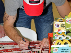 Návštěva hokejistů HC Mountfield na Dětském oddělení Nemocnice České Budějovice