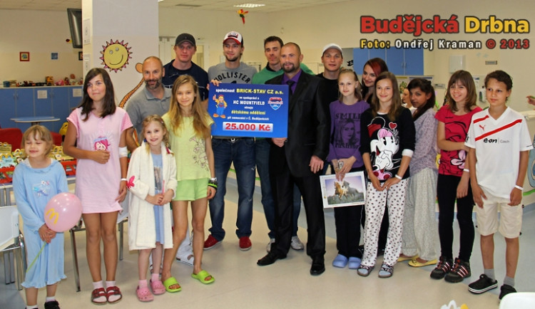Návštěva hokejistů HC Mountfield na Dětském oddělení Nemocnice České Budějovice