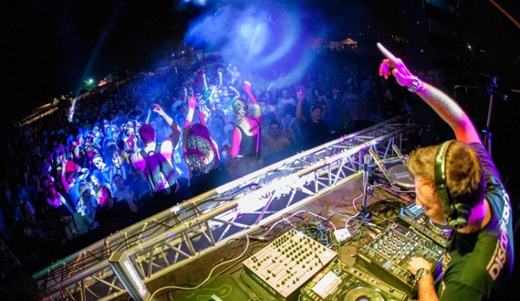 Na Somersby Factory Party zahraje mimo jiné DJ Michael C