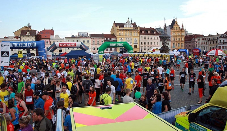 Dvaadvacet běžců skončilo v péči zdravotníků