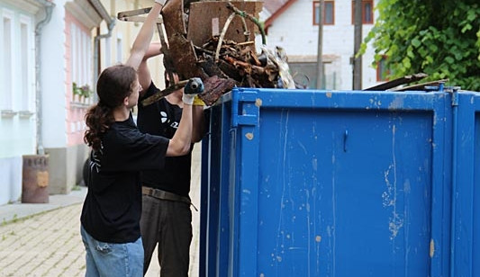 Jihočeští skauti pomáhají při povodních. Foto Lucie Hochmanová