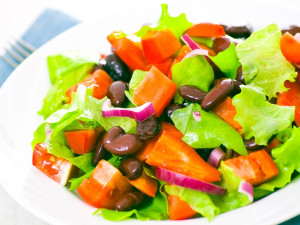 Vaříme zdravě: Fazolový salát s česnekovým dresinkem
