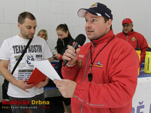 Trenér Roman Fousek uděluje pokyny