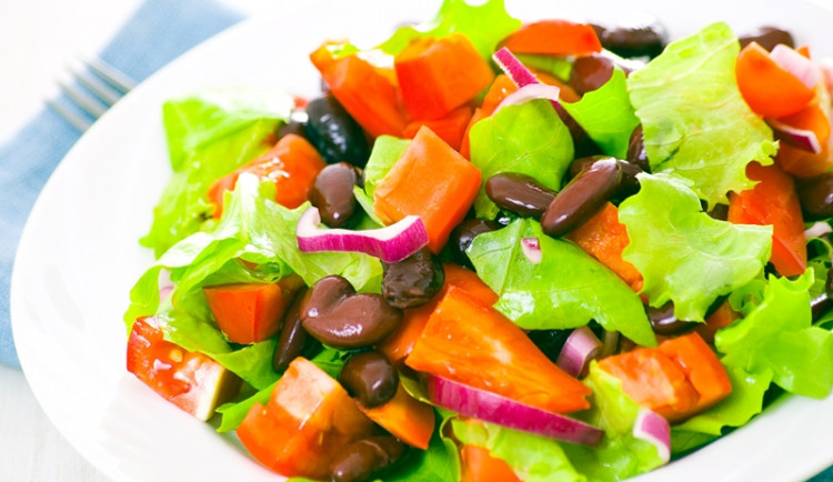 Fazolový salát s česnekovým dresinkem