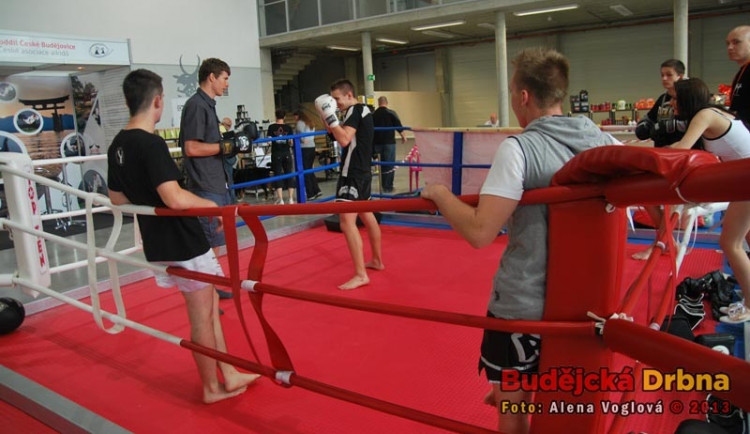 Ukázka bojových umění školou Gladiators gym