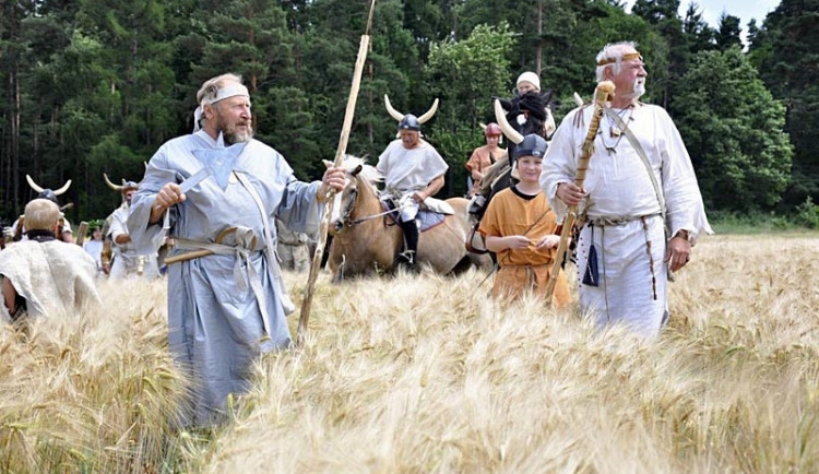 Holašovické Stonehenge ožije slavnostmi slunovratu