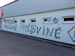 Sprejer se vyřádil na prodejně Mountfieldu