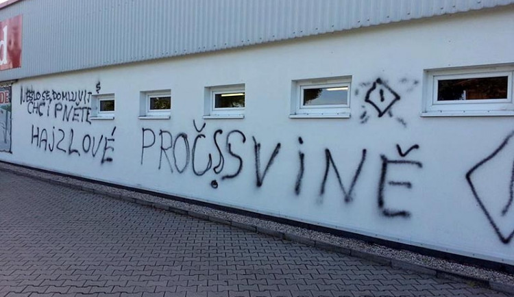 Sprejer se vyřádil na pobočce Mountfieldu na Borku