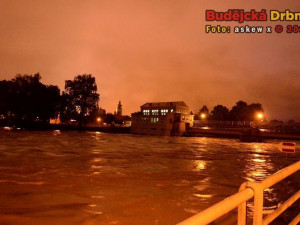 Jiráskův jez v noci z neděle na pondělí