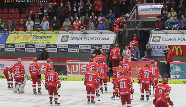 Hráči naposledy odcházejí z ledu Budvar Arény
