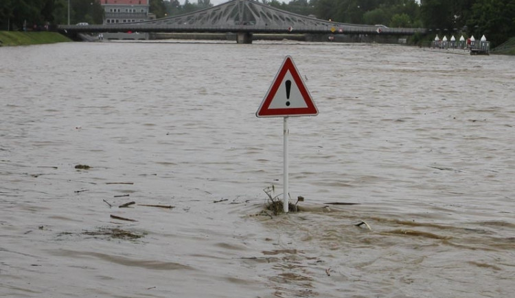 Náplavka u Dlouhého mostu v neděli