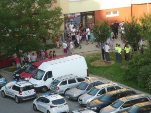 Potyčka v ulici Miroslava Chlajna na sídlišti Máj