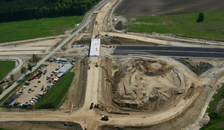 Práce na dálnici D3 mezi Táborem a Veselím nad Lužnicí