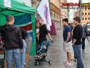 Dopis přišel podepsat i reprezentační gólman Alexander Salák (s kočárkem)