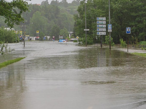 Hlavní tah na Tábor byl kvůli zaplavené silnici uzavřen