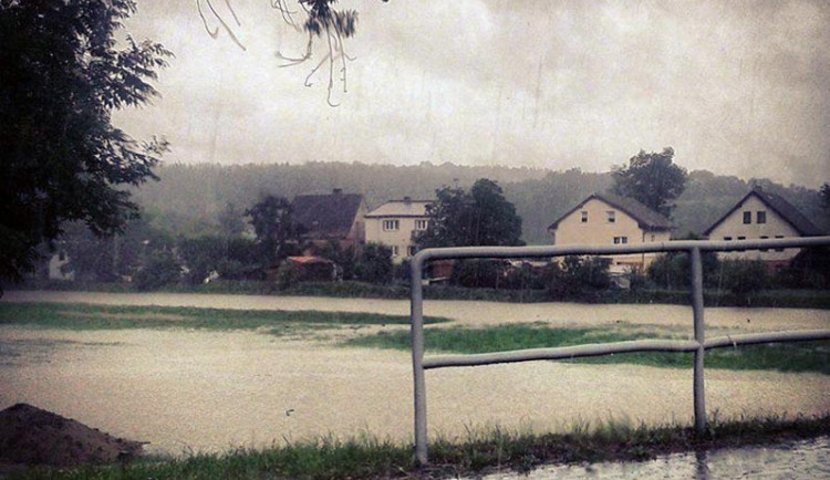 Rozlitá Malše v Plavě v úterý hodinu po poledni