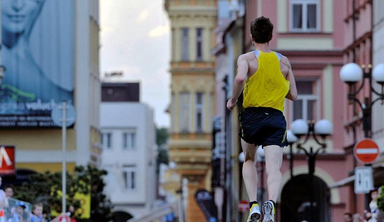 Dan Fekl letí budějckými ulicemi