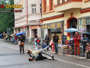 Ke konci představení byli oba tanečníci úplně mokří