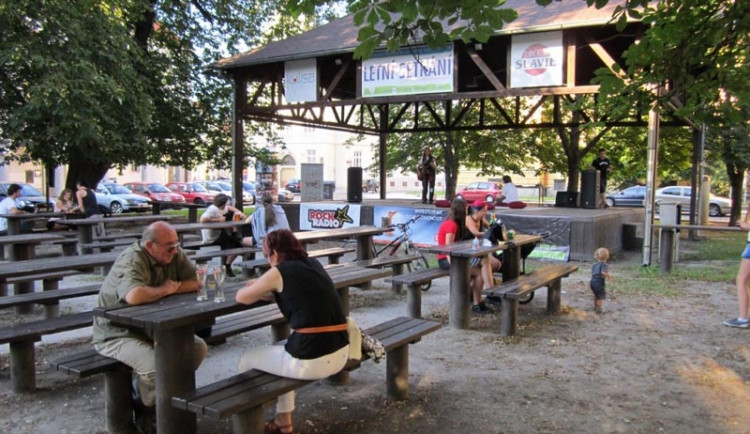 Letní scéna před KD Slavie