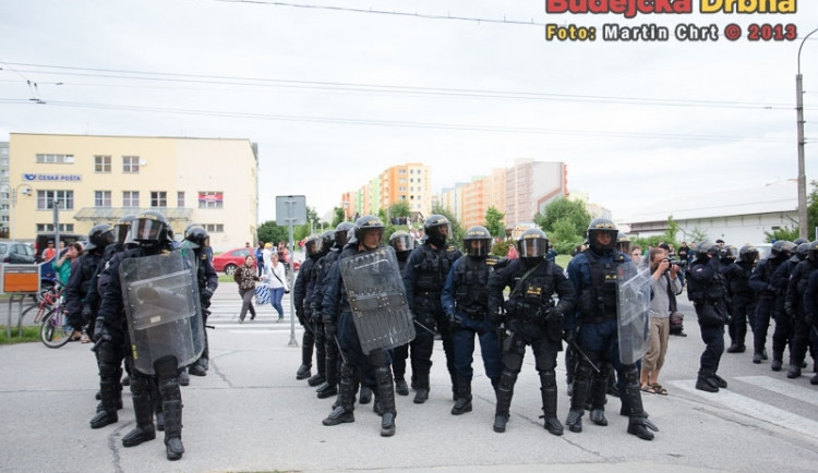 Policejní těžkooděnci při dnešním zásahu