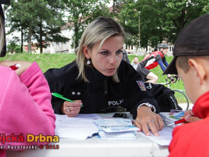 Stánek Policie ČR při festivalu Vltava žije. Na snímku mluvčí Lenka Holická