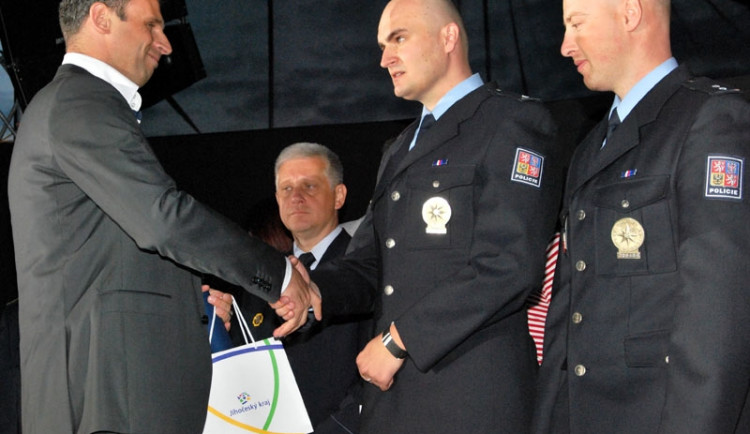 Hejtman předává ocenění policistům