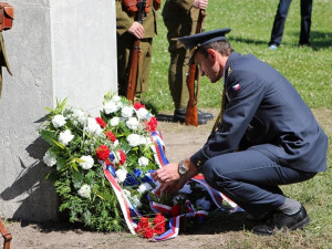Plk. Ing. Vladimír Pešek, ředitel Krajského vojenského velitelství, pokládá věnec k nově odhalenému pomníku
