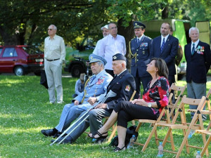 Plk. Pavol Vaněk, předseda jednoty Č. Budějovice Československé obce legionářské, Zdeněk Hruška, předseda jednoty Strakonice ČSOL a Alena Ditrichová,  členka předsednictva republikového výboru