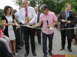 Starosta Hluboké Tomáš Jirsa střihá pásku při otevření areálu Nová setkání, vedle něj ředitel Zoo Vladimír Pokorný