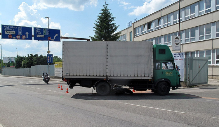 Předjíždějící motorka skončila pod náklaďákem