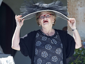 Herečka Jana Synková hraje „univerzální drbnu“ Horáčkovou v komedii Zdeňka Trošky Babovřesky.