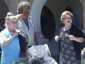 Herečka Jana Synková hraje „univerzální drbnu“ Horáčkovou v komedii Zdeňka Trošky Babovřesky.