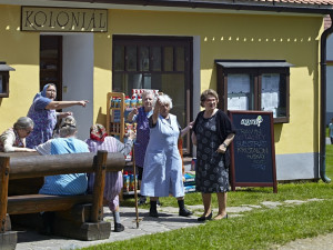 Herečka Jana Synková hraje „univerzální drbnu“ Horáčkovou v komedii Zdeňka Trošky Babovřesky.