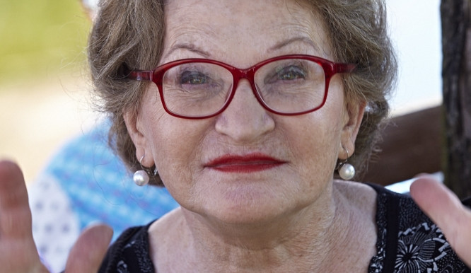 Herečka Jana Synková hraje „univerzální drbnu“ Horáčkovou v komedii Zdeňka Trošky Babovřesky.