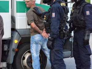 Policie obvinila první pachatele z násilností na Máji