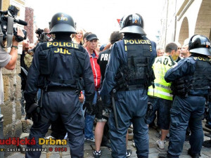Policisté demonstranty z ulic Máje vytlačili