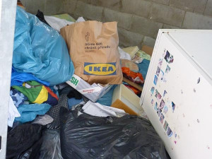 Kontejneřiště u domu v ulici mezi Větrnou a Milady Horákové