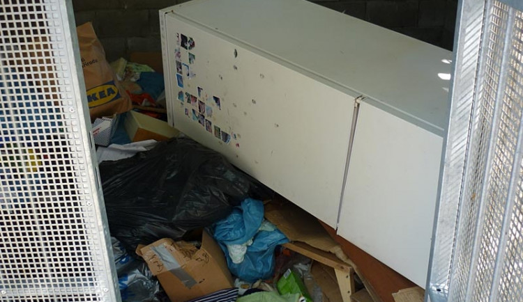 Kontejneřiště u domu v ulici mezi Větrnou a Milady Horákové