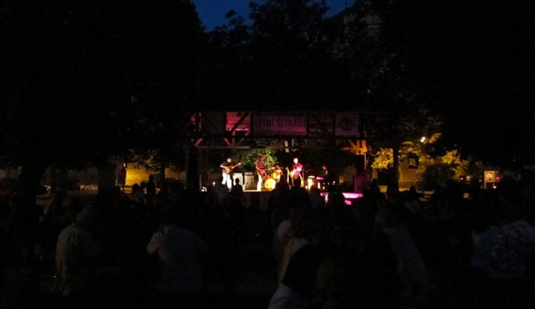 Letní scéna u KD Slavie ožije