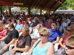 Pod novým přístřeškem nebyla ani židlička volná