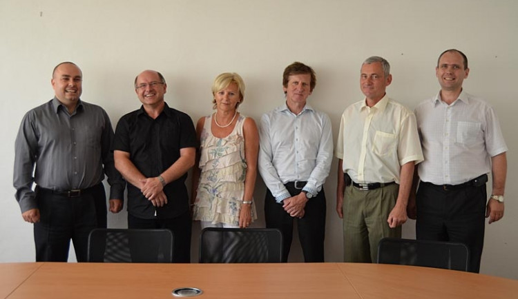 Zleva rektor VŠTE Marek Vochozka, Milan Timko, ředitel velešínské školy, Ludmila Opekarová, prorektorka VŠTE, Miloslav Pileček, ředitel školy ve Strakonicích, Štefan Husár, vedoucí Katedry strojírenství VŠTE a jeho zástupce Daniel Kučerka