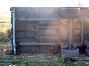 Nehoda nákladního automobilu mezi Pištínem a Češnovicemi