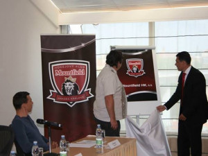 Generální manažer Aleš Kmoníček a předseda představenstva Miroslav Schön konečně odkryli nové logo klubu