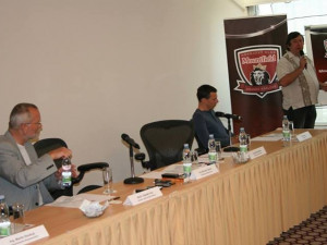 Miroslav Schön hovoří o novém klubu, primátor města Hradce Králové Zdeněk Fink (zcela vlevo) mu pozorně naslouchá