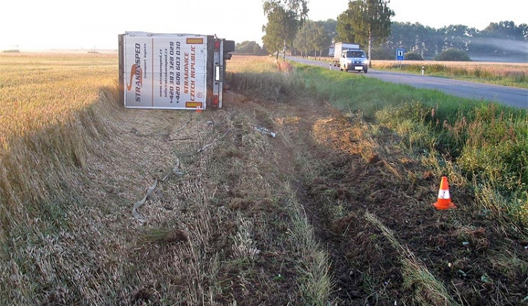 Nehoda nákladního automobilu mezi Pištínem a Češnovicemi