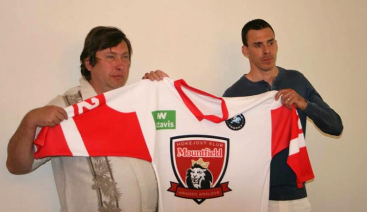 Miroslav Schön s Jiřím Šimánkem představují dres Mountfieldu HK
