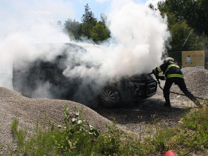 Vedle autobazaru poblíž Lišova hořel fiat