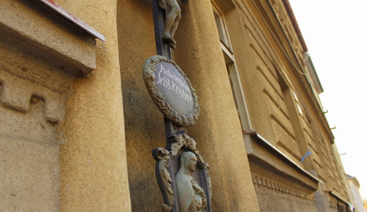 Dům na Novohradské, ve které žije i několik romských rodin