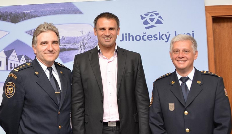 Hejtman Jiří Zimola s hasiči, vlevo Drahoslav Ryba, vpravo Lubomír Bureš